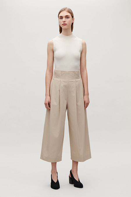CROPPED TROUSERS WITH PLEATS